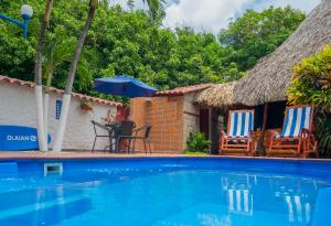 Blick auf ein Resort mit Pool in der Unterkunft Portoazul Casa de Playa in Puerto Colombia