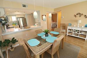 een keuken en eetkamer met een tafel en stoelen bij Ocean Village Club G25 in St. Augustine