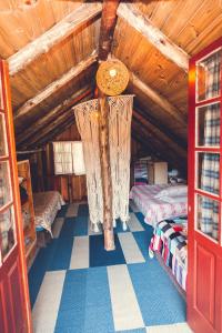 ein Zimmer mit zwei Betten in einer Holzhütte in der Unterkunft Chalé incrível c/ piscina, Águas Mornas - SC in Aguas Mornas