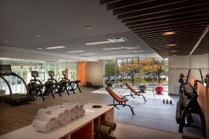 EVEN Hotel Omaha Downtown - Old Market by IHG的健身中心和/或健身设施