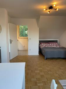 um quarto com uma cama e uma janela em West46 Apartment mit Netflix & Prime em Duisburgo