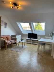 un soggiorno con divano e tavolo di West46 Apartment mit Netflix & Prime a Duisburg