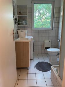 y baño con lavabo y aseo. en West46 Apartment mit Netflix & Prime en Duisburg