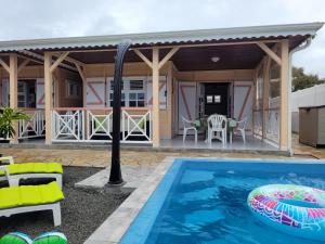 un cottage avec une piscine et une maison dans l'établissement La Maison du Pécheur 97280 vous propose 2 bungalow, 2 Piscine privé avec jaccuzi intégrés, a 5 min de la plage et 2 min du port de pêche, au Vauclin