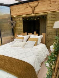 Postel nebo postele na pokoji v ubytování Cabane au style scandinave et son bain nordique