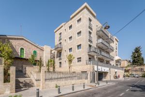耶路撒冷的住宿－2BDR W parking shirat haneviim - Mamilla Area sea-u jerusalem，街道上的公寓楼