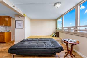 ein großes Bett in einem Zimmer mit einem großen Fenster in der Unterkunft Island Colony 3821 in Honolulu