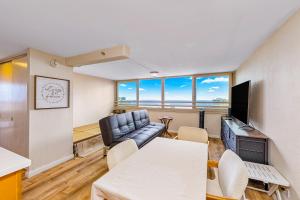 ein Wohnzimmer mit einem Sofa und einem Tisch in der Unterkunft Island Colony 3821 in Honolulu