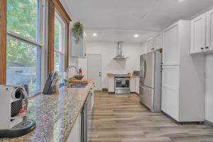 Fotografie z fotogalerie ubytování Pet Friendly 5BR Home near Downtown Detroit v destinaci Detroit