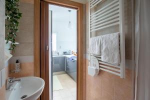 A bathroom at Romantico Open Space a 3min dalla spiaggia - HomeUnity