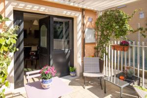 A balcony or terrace at Romantico Open Space a 3min dalla spiaggia - HomeUnity