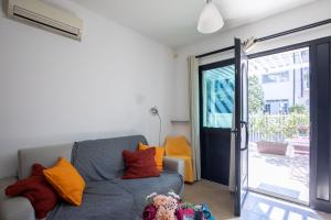 A seating area at Romantico Open Space a 3min dalla spiaggia - HomeUnity