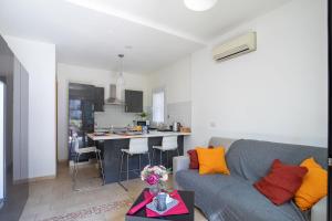 A kitchen or kitchenette at Romantico Open Space a 3min dalla spiaggia - HomeUnity