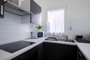 A kitchen or kitchenette at Romantico Open Space a 3min dalla spiaggia - HomeUnity