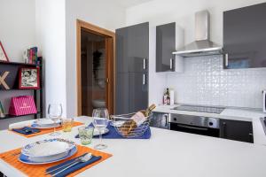A kitchen or kitchenette at Romantico Open Space a 3min dalla spiaggia - HomeUnity