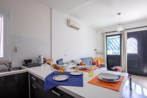A kitchen or kitchenette at Romantico Open Space a 3min dalla spiaggia - HomeUnity