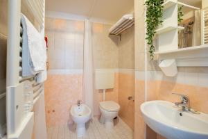 A bathroom at Romantico Open Space a 3min dalla spiaggia - HomeUnity