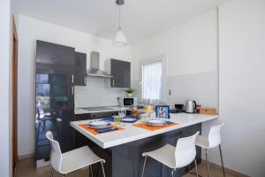 A kitchen or kitchenette at Romantico Open Space a 3min dalla spiaggia - HomeUnity