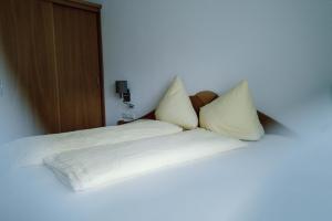 ガシュルンにあるSpatla Appartementsのベッドルーム1室(白いシーツと枕のベッド2台付)