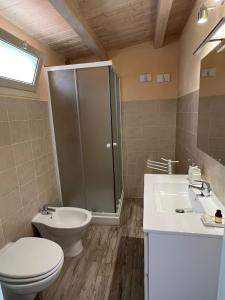 a bathroom with a toilet and a shower and a sink at La maison du bonheur in Fontane Bianche