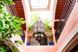 馬拉喀什的住宿－里亞德穆尼爾家庭旅館，吊灯挂在房子的阳台上