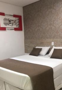1 cama blanca grande en una habitación con pared en Hotel Pigalle, próximo a Expo São Paulo, en São Paulo