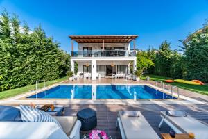 Bazén v ubytování Contemporary Luxury Villa in Yalıkavak Center nebo v jeho okolí