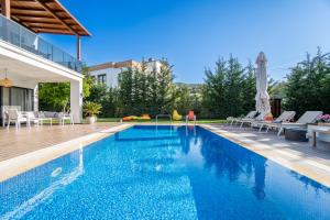 Gallery image of Contemporary Luxury Villa in Yalıkavak Center in Bodrum City +30 photos