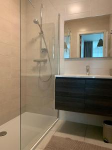 Ένα μπάνιο στο Leuk appartement te huur in Koksijde - zonder handdoeken en lakens! +7 φωτογραφίες