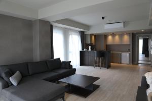 een woonkamer met een bank en een tafel bij Hotel54 Luxury Suite in Sakarya