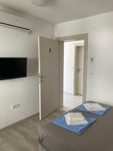 ブドヴァにあるBudva, Jaz, apartmani DIFのベッドルーム1室(ベッド2台、薄型テレビ付)