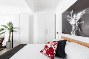 a bedroom with a white bed with a red pillow at Edificio Remodelado. Frente al Munal. Centro Histórico in Mexico City