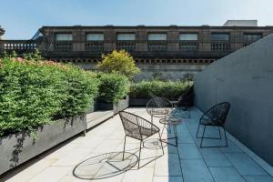 un patio con sedie e tavoli di fronte a un edificio di Edificio Remodelado. Frente al Munal. Centro Histórico a Città del Messico