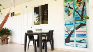 uma mesa preta e cadeiras em frente a uma casa em Hosteria Mar y Sol em San Andrés