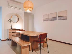 - une salle à manger avec une table, des chaises et un miroir dans l'établissement THE LANDMARK BY KATANA New 3BR Grand Seaview Homestay at Gurney 无敌海景三房套房, à Tanjung Bungah