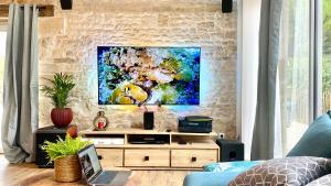 Télévision ou salle de divertissement dans l'établissement La Grange - Gîte de Prestige La Rochelle