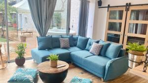 Coin salon dans l'établissement La Grange - Gîte de Prestige La Rochelle