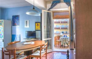 uma cozinha com uma mesa e uma sala de jantar com uma mesa e cadeiras em Pet Friendly Apartment In Marcelli With Kitchen em Marcelli