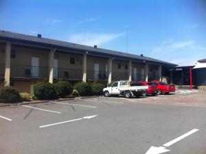 un estacionamiento frente a un motel en Prospect Hotel Motel, en Blacktown
