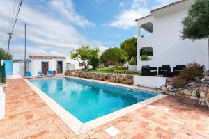 una piscina nel cortile di una villa di Monte Madalena a Adega