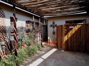 una casa con una puerta de madera y una valla en Devine Stay- Pmb en Pietermaritzburg