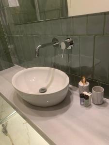 Ένα μπάνιο στο A-13 Luxury Rooms at Monastiraki Railway Station