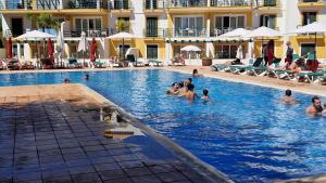 un grupo de personas nadando en una piscina en Tavira, en Tavira