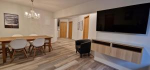 Lovely 2-bedroom apartment in Kopavogur TV 또는 엔터테인먼트 센터