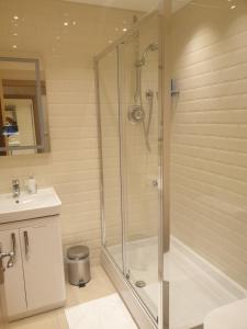 ein Badezimmer mit Dusche, Toilette und Waschbecken in der Unterkunft London Luxury Apartments 5 min walk from Ilford Station, with FREE PARKING & FREE WIFI in Ilford + 40 Fotos