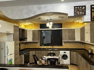 Η κουζίνα ή μικρή κουζίνα στο Amro Petra Apartment