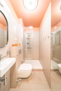 華沙的住宿－Apartament Fala Cozy Design Metro SGH Klub Stodoła Parking Park View Very Fast Wifi，浴室配有卫生间、盥洗盆和淋浴。