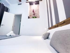 Posteľ alebo postele v izbe v ubytovaní Baron Suites Reina