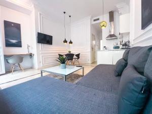 Kuchyňa alebo kuchynka v ubytovaní Baron Suites Reina
