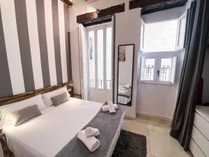 Posteľ alebo postele v izbe v ubytovaní Baron Suites Reina